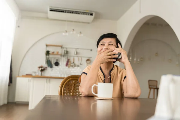 Joyeux Asiatique Senior Femme Appelant Sur Smartphone Assis Table Femme — Photo
