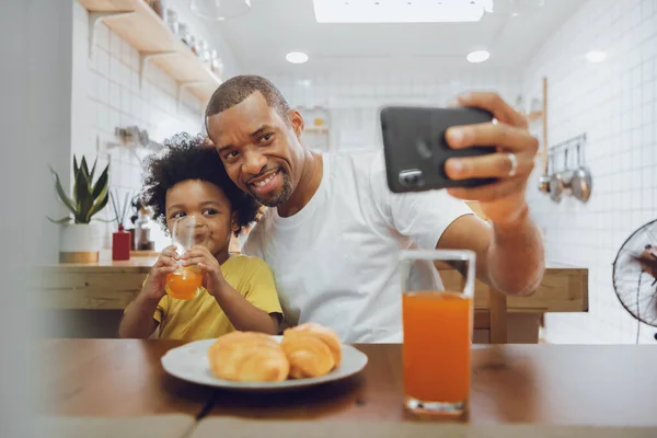 Щасливий Афроамериканський Хлопчик Маленький Хлопчик Бере Селфі Смартфоном Вдома Разом — стокове фото