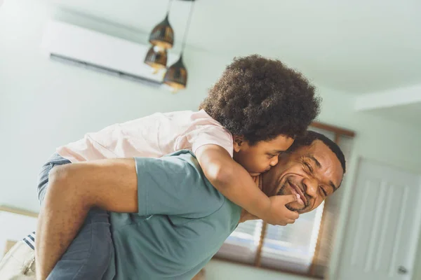 Mosolygó Afro Amerikai Apa Csukott Szemmel Hordja Fiát Fekete Afro — Stock Fotó