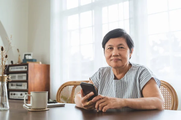 Mosolygó Középkorú Érett Ázsiai Néz Kamera Portré Idősebb Segítségével Smartphone — Stock Fotó