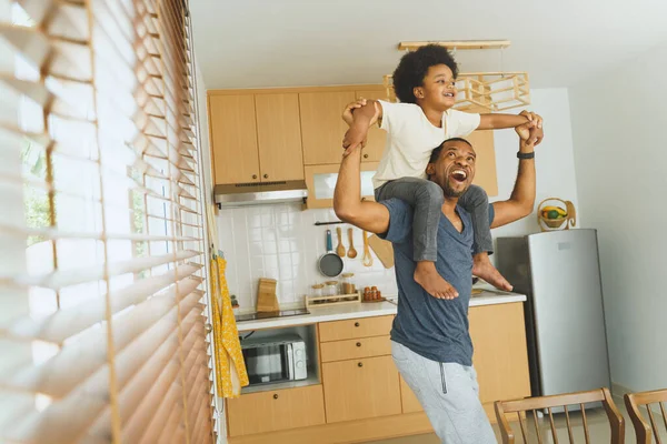 Ayah Afrika Amerika Membawa Anaknya Bermain Dapur Bersama Dalam Ruangan — Stok Foto