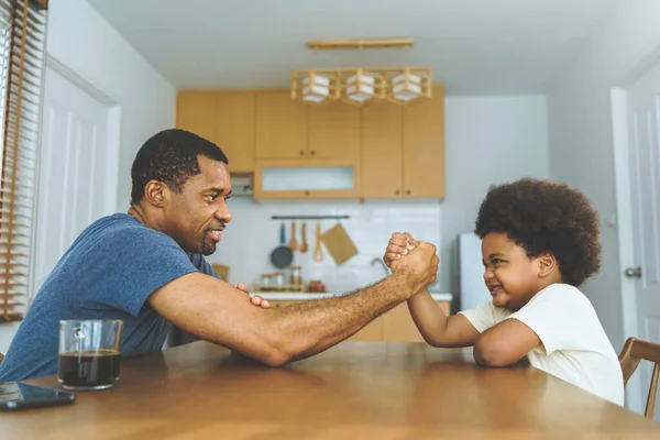 Negro Afroamericano Padre Compitiendo Brazo Lucha Con Pequeño Niño Cocina — Foto de Stock