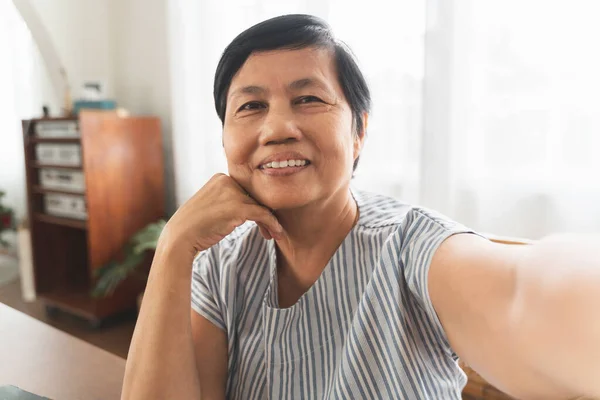 Souriant Asiatique Senior Femme Utilisant Smartphone Prendre Selfie Maison — Photo