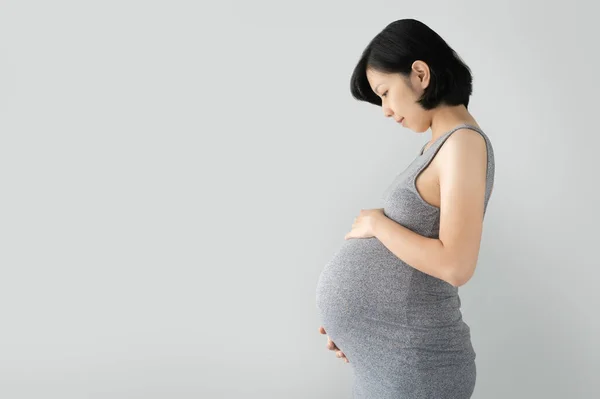Gravid Asiatisk Kvinna Står Och Vidrör Stor Mage Med Händerna — Stockfoto