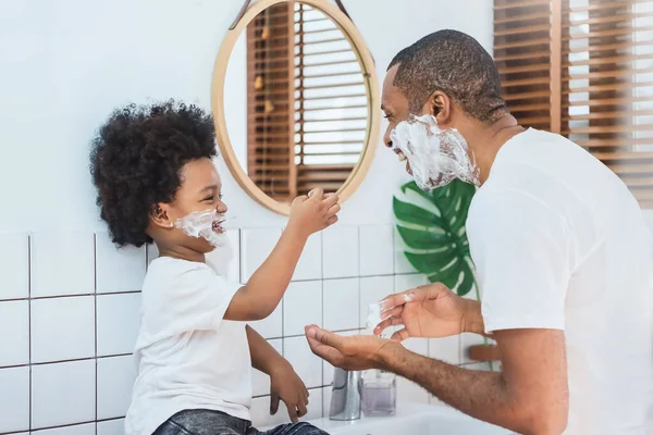 Padre Afro Americano Cariñoso Niño Divirtiéndose Jugando Espuma Afeitar Sus — Foto de Stock