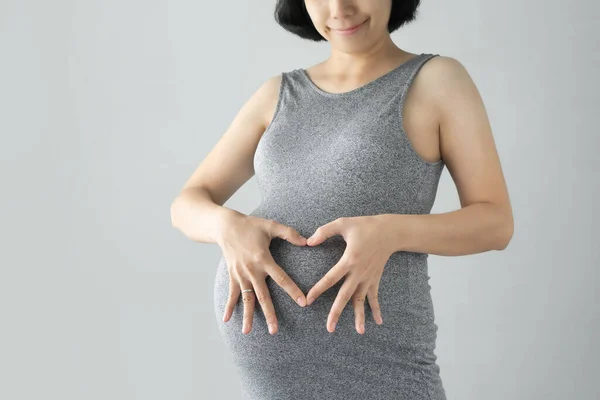 Asiatisk Gravid Kvinna Gör Hand Hjärta Gest Magen Stående Isolerad — Stockfoto