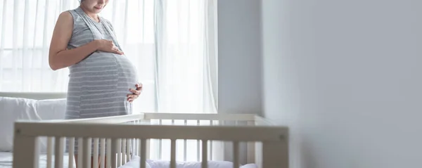 Glada Gravid Asiatisk Flicka Stående Vidrör Magen Sovrummet Ung Väntar — Stockfoto