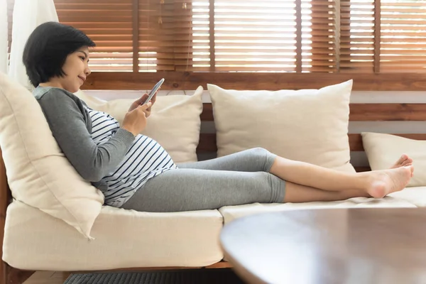 Glückliche Asiatische Schwangere Sitzt Mit Digitalem Tablet Hause Auf Dem — Stockfoto