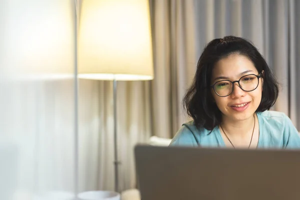 Mulher Chinesa Nova Bonita Usando Laptop Casa Estudante Fêmea Asiática — Fotografia de Stock