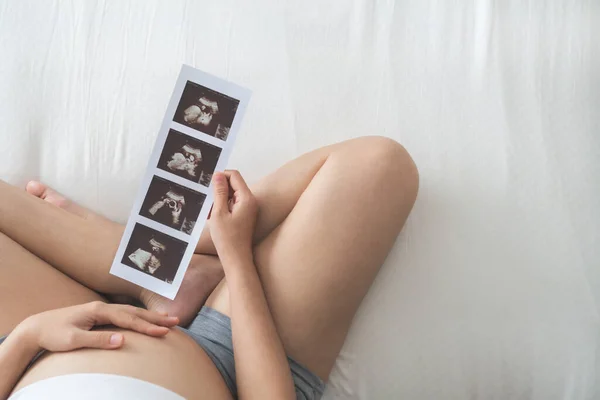 Gravid Kvinna Sitter Håller Ultraljud Skanna Foto Asiatisk Mor Med — Stockfoto