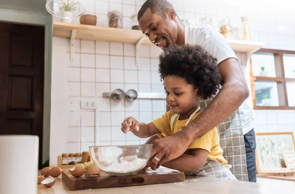 Père Afro Américain Souriant Petit Fils Tout Cuisinant Dans Cuisine — Photo