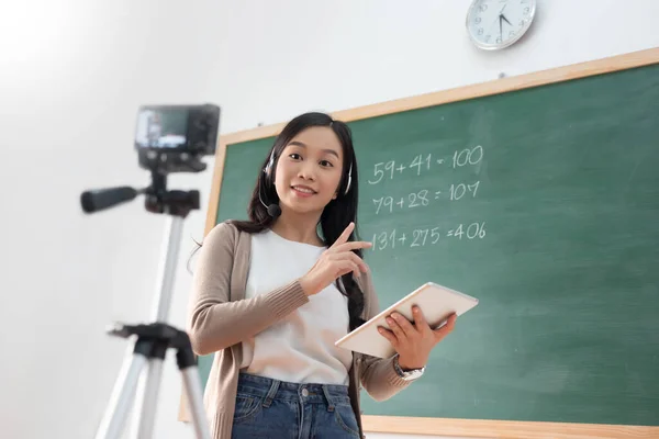 Chinoise Enseignante Utilisant Appareil Photo Numérique Casque Tablette Numérique Debout — Photo