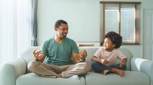 Fekete Afro Amerikai Apa Boldog Kisfiú Kanapén Jógázva Otthon Meditálva — Stock Fotó