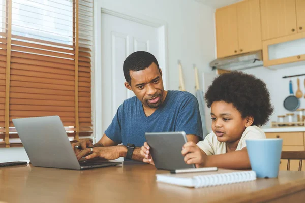 Чорно Африканський Батько Працює Ноутбуці Його Афро Маленький Син Вчиться — стокове фото