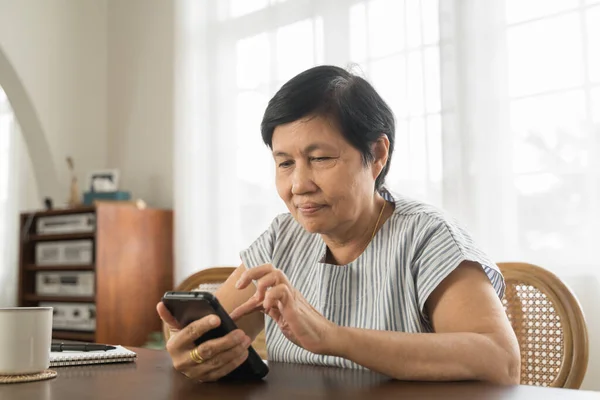 Chinois Senior Femme Adulte Assis Utilisant Smartphone Maison — Photo