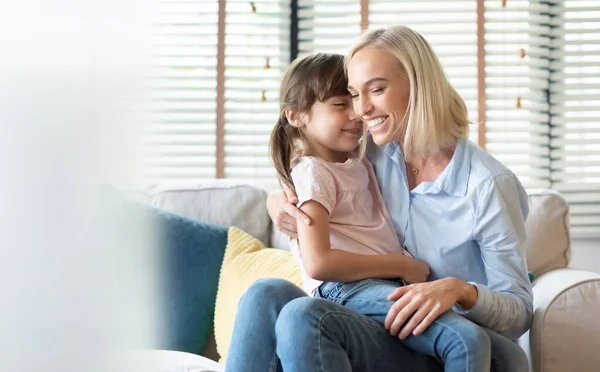 Happy Smiling Mother Embracing Her Lovely Daughter Sitting Sofa Home — Stockfoto