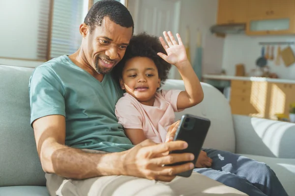 Афроамериканський Батько Щасливий Хлопчик Роблять Відеобесіду Мобільному Телефоні Чорний Тато — стокове фото