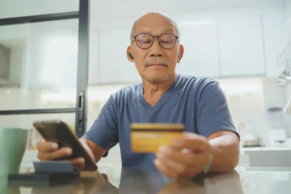 Asian Senior Adult Man Using Credit Card Online Purchase Smartphone — ストック写真