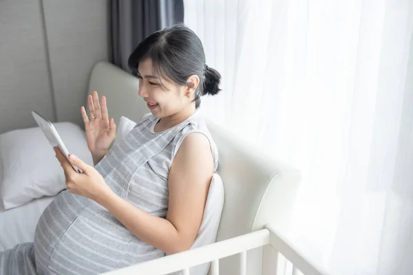 Young Beautiful Asian Pregnant Woman Waving Hand Smiling Having Online — ストック写真