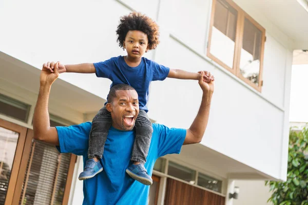 Веселый Чернокожий Афроамериканец Отец Спине Маленьким Сыном Плече Веселиться Вместе — стоковое фото