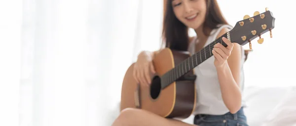 Mulher Muito Asiática Praticando Guitarra Relaxante Menina Com Instrumento Sala — Fotografia de Stock