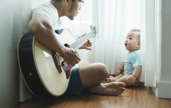 Pai Asiático Sentado Cantando Tocando Guitarra Acústica Com Menino Bebê — Fotografia de Stock