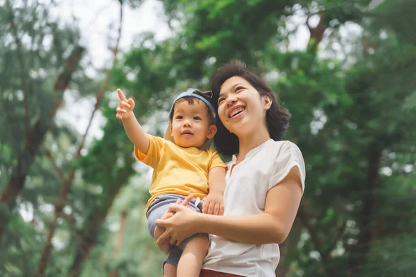 Alegre Sonriente Asiática Joven Madre Sosteniendo Pequeño Hijo Naturaleza Aire — Foto de Stock