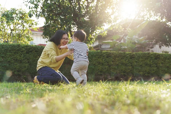 Joven Asiático Madre Jugando Con Hijo Aire Libre Pequeño Niño — Foto de Stock