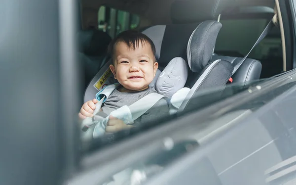 Wesoły Szczęśliwy Uśmiechnięty Azjatycki Chłopiec Foteliku Samochodowym Szczęśliwy Mały Maluch — Zdjęcie stockowe