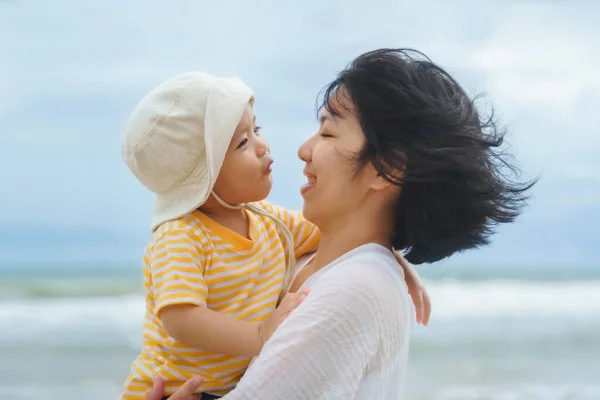 Asiática Joven Madre Pequeño Niño Jugando Playa — Foto de Stock