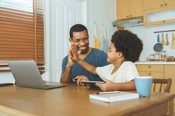 Счастливые Чернокожие Отец Сын Афроамериканец Дают Пятерку Пользуясь Ноутбуком Цифровым — стоковое фото