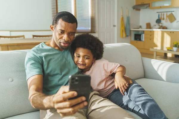 Père Fils Afro Américains Noirs Utilisant Smartphone Maison Happy Souriant — Photo