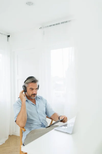 Foto Vertical Serious Senior Maduro Adulto Homem Fones Ouvido Usando — Fotografia de Stock