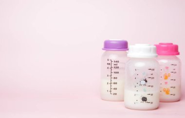 Telif uzayı pembe arka planında anne sütü depolanmış 3 adet resim. Anne sütü kesinlikle harika bir besin, büyük protein ve büyük kalori ve bir yetişkin için düşük kaloridir..