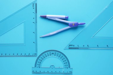 Mavi arka planda geometri tarafının bir resmi. Geometri ve trigonometri kavramı