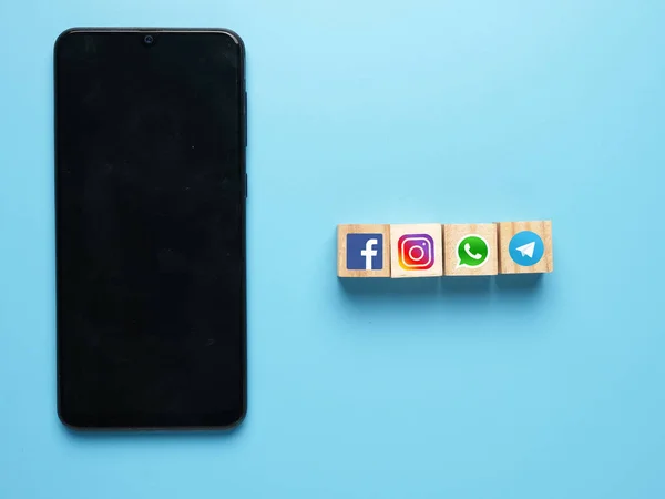 Facebook, Instagram, Whatsapp ve Telegram logosu sosyal medya konsepti için ahşap blok üzerine