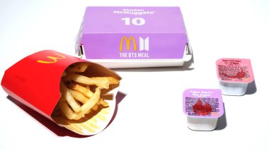 Kuala Lumpur, Malezya Mayıs 2021: Cajun ve Sweet Chilli soslu BTS Menü seti. McDonald ve Koreli ressam BTS 'nin işbirliği.