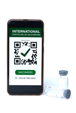 Üzerinde Uluslararası Aşı Sertifikası ve iki doz aşı içgörüsü olan bir akıllı telefon resmi. Aşı oranı pek çok ülkede iyi değildir.