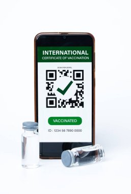 Üzerinde Uluslararası Aşı Sertifikası ve iki doz aşı içgörüsü olan bir akıllı telefon resmi. Aşı oranı pek çok ülkede iyi değildir.