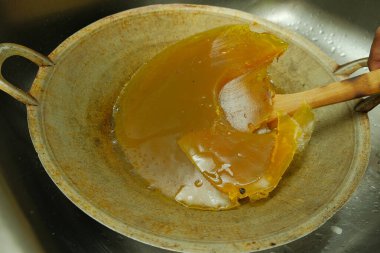 Gürültü efektli seçici odak soğuk havaya maruz kalmış sert ve donmuş yemek yağının resmi