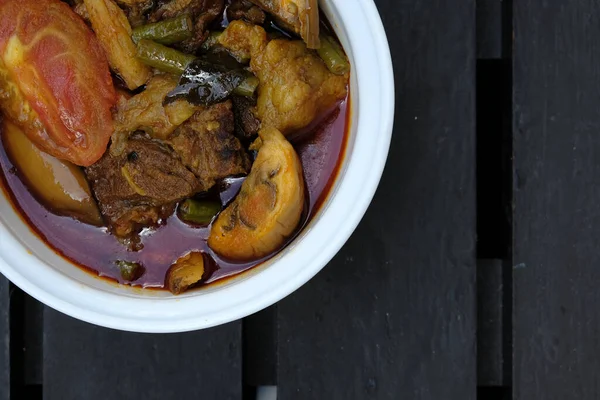 Eid Mubarakで提供される牛肉ダルカの選択的な焦点とクローズアップ画像 ダルカは 煮込み野菜のカレーで レンズ豆が肉を加え ブライヤニやトマトライスで有名な料理です — ストック写真