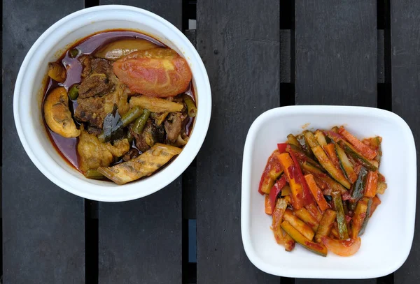 Επιλεκτική Εικόνα Εστίασης Του Κρέατος Dalca Και Πικάντικο Acar Λαχανικών — Φωτογραφία Αρχείου