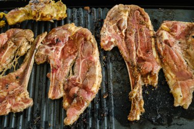 Raw sliced mutton marinated and grilled on hot plate.