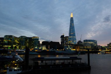 Çömlek, Thames Nehri ve diğer ikonik bina anlayışının gün batımı görüntüsü