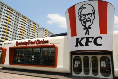 Klasik Kentucky Fried Chicken restoranındaki KFC dev kovasının gürültü efektli bir resmi..