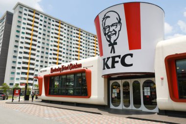 Klasik Kentucky Fried Chicken restoranındaki KFC dev kovasının gürültü efektli bir resmi..