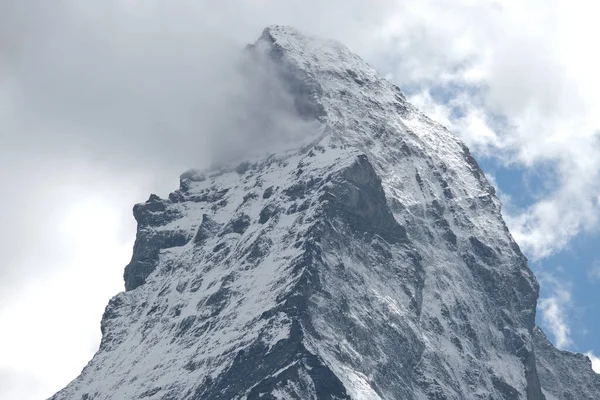 用冰和云雾的洞察近距离拍摄马特宏峰的照片 这是位于美国密苏里州Zermatt的一个巨大的 近乎对称的金字塔峰 位于宾夕法尼亚阿尔卑斯山脉延伸的蒙特罗莎地区 — 图库照片