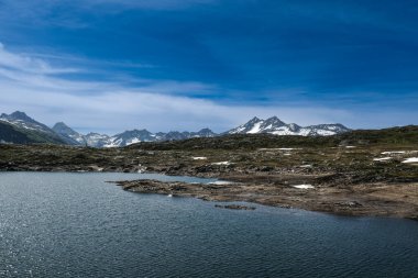 Totensee Gölü 'nün gürültü efektli bir resmi ve öğleden sonra karlı bir dağ..