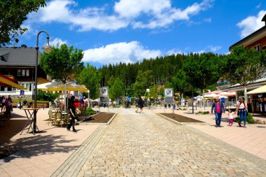 Titisee, Almanya - Haziran 2022: Titisee-Neustadt küçük bir kasaba turistlerin ziyaret ettiği bir yer ve Kara Orman anlayışının bir parçası.