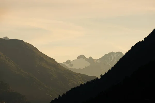 Obraz Wschodu Słońca Efektem Szumu Gór Chmur Tasch Szwajcaria — Zdjęcie stockowe